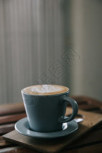 蓝色杯子里的卡布奇诺咖啡图片