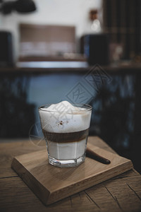 透明玻璃杯里的咖啡图片