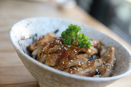 日本料理红烧鸡排饭图片