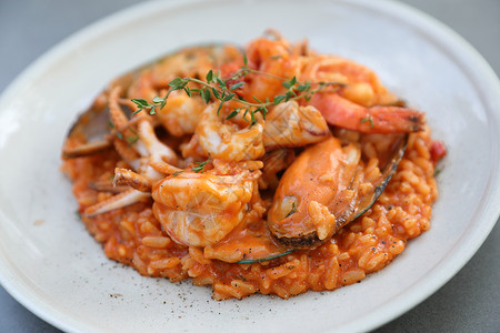 海鲜烩饭配贻贝虾和鱿鱼意大利菜背景图片