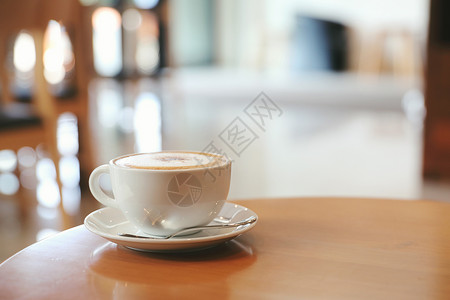 白色陶瓷杯里有咖啡图片
