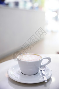 白色陶瓷杯里带花纹的咖啡图片