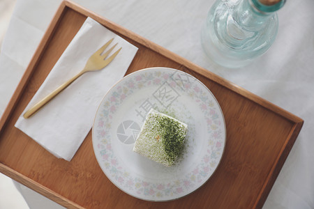 绿色茶叶蛋糕日本风格的甜点图片