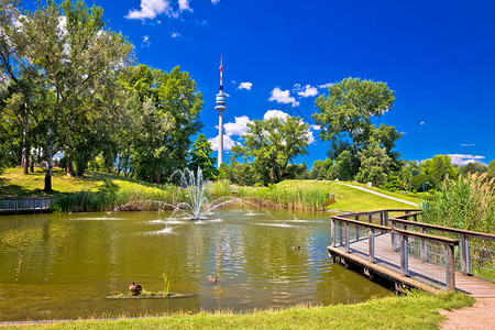 澳洲首府Viona的多瑙公园湖喷泉和月光塔风景图片