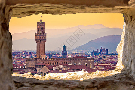 古老的佛罗伦斯城市景色和意大利的塔斯卡纳地区通过石窗的日落观景图片