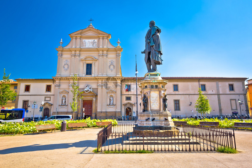 广场和教堂在佛罗伦斯的建筑观中意大利的塔斯卡纳地区图片
