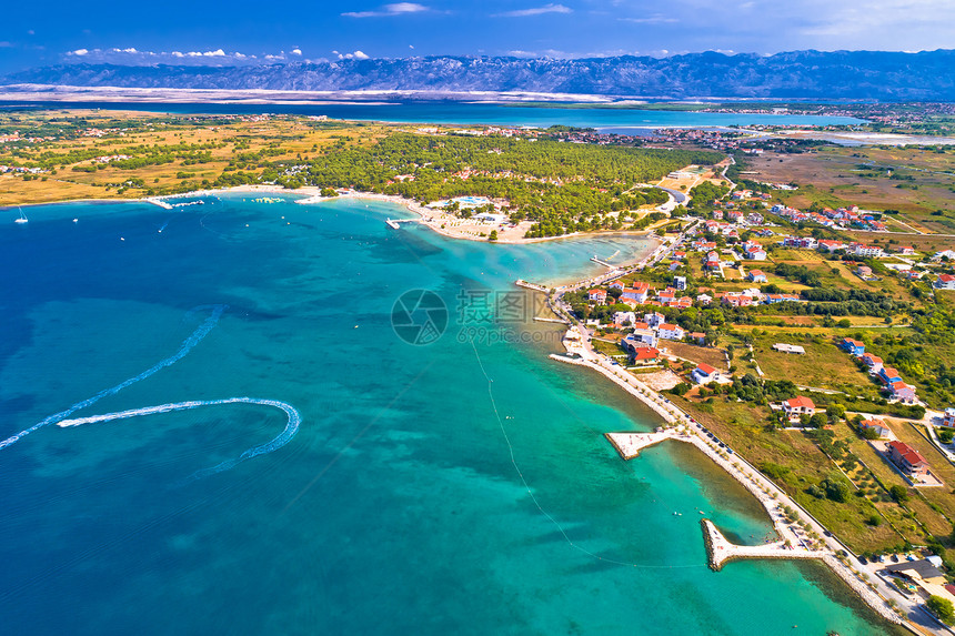 Zaton旅游海滨和Velbit山地背景croati的dlmti地区图片