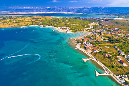 滨水区美丽的Zaton旅游海滨和Velbit山地背景croati的dlmti地区背景