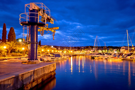 马林斯卡海滨和岸蓝色黎明风景克岛在croati图片