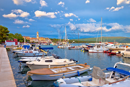 Krk绿石港和海滨风景镇克罗提亚的岛图片