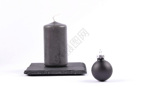 黑蜡烛和圣诞节树在页岩和白上腐烂图片