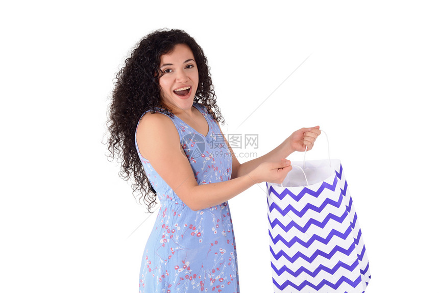 年轻美女拿着购物袋与世隔绝的白色背景图片