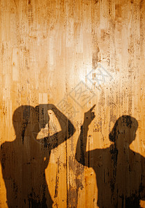 情侣影子动作投射在木板上图片