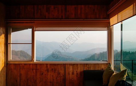 早上森林木小屋客厅窗户图片