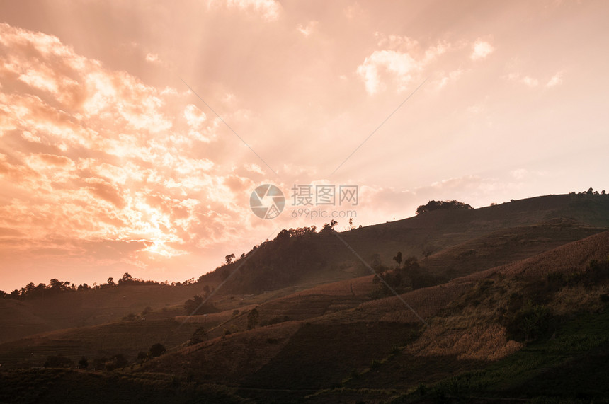 美丽的金色日出天空森林和山在孟占泰国清迈图片