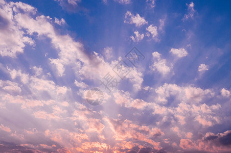 粉红的夜空香草天云散落阳光灿烂背景图片