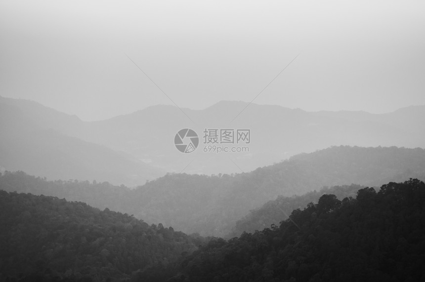 黑白两色的森林和山形图象以蒙色吉昂马伊泰河图片