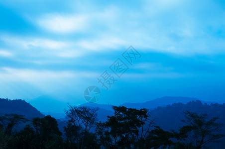 湛蓝色祥云泰国清迈孟湛美丽的蓝天日出森林和山脉背景