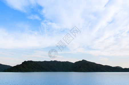 普拉卡恩在美丽的天亮时泰河沿岸的nakhoyk山和hundaprkncho大坝湖背景