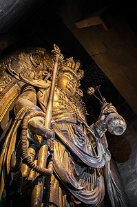 哈西德寺庙著名的古老木神雕像图片