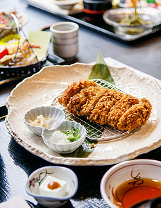 Tonkatsu著名的深油炸小菜猪肉图片