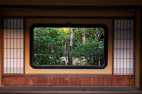 从日本风格的窗户和墙壁可以看到日本花园图片