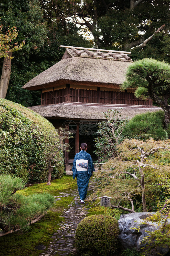 201年月3日本奈拉圣殿中日本花园的教士图片