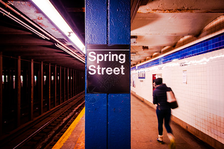 纽约市地铁站在平台上的标志图片