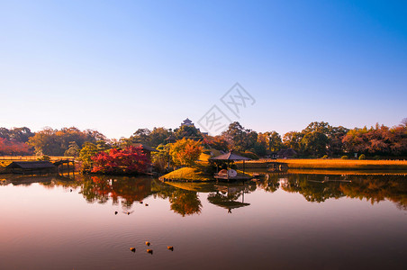 本州城堡的风景从湖库萨马城堡公园背景