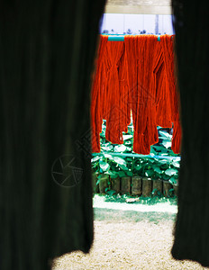 传统丝绸或棉花织物纺品红色天然染线关闭纹理细节图片