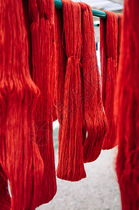 纺染织绣传统丝绸或棉花织物纺品红色天然染线关闭纹理细节背景