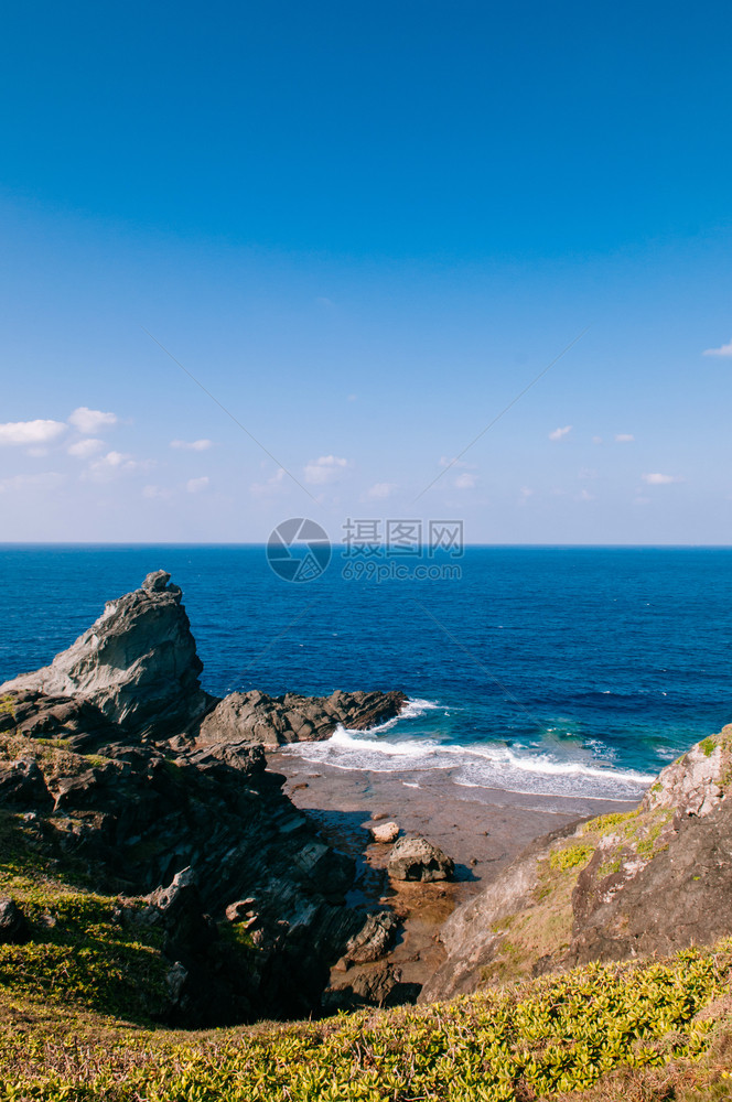 明日阳光媚的落绿崎斗篷和海崖的美丽风景图片