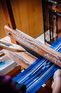 传统丝绸织物用手编的丝绸机关闭纺织品纹理细节背景图片