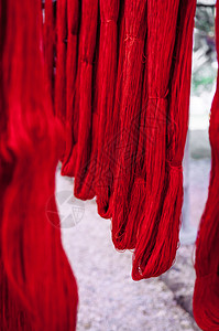 纺染织绣传统丝绸或棉花织物纺品红色天然染线关闭纹理细节背景