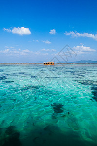 美丽的热带海洋水晶清澈的绿水和珊瑚礁在卡比拉湾伊西加基岛霍纳瓦雅潘图片