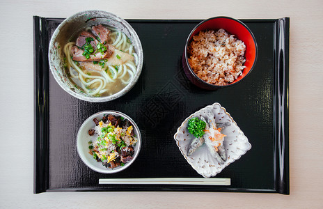 炸鱼米饭蔬菜乌米饭高清图片