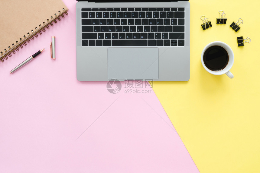 工作空间办公桌的顶端查看台有笔记本电脑空白的笔记本和咖啡杯彩色背景顶端视图有复制空间平面摄影图片