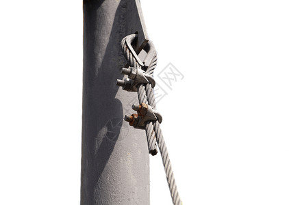 用螺丝固定在块上的金属钢丝绳在白色背景上用卡钩隔开用螺丝卡钩固定在块中的钢制金属绳背景图片