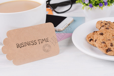 文字和咖啡电话饼干和眼镜白色木制背景商业概念图片