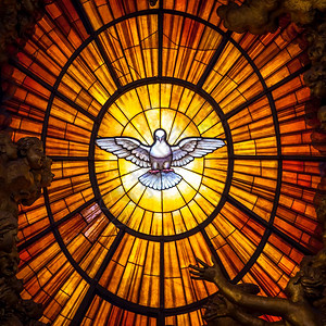 贝尼创立了圣彼得和尔斯柯圣彼得和尔斯柯贝尼创建了圣彼得和尔斯柯在1用圣神鸽子染上玻璃琥珀的王座背景图片