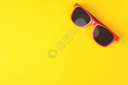 时装太阳镜和,黄色背景的复制空间。 暑假概念图片