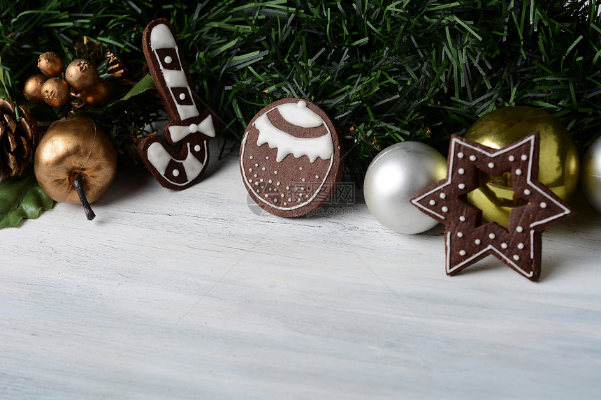 圣诞饼干紧挂在木桌的节日折叠下xmas假日概念图片
