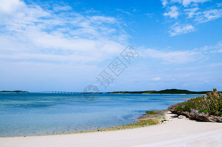 美丽的热带海洋水晶清澈的绿水和岩石宫子岛霍基那瓦雅潘图片