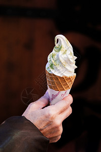 女人手里的西野咸盐冰淇淋近镜头图片