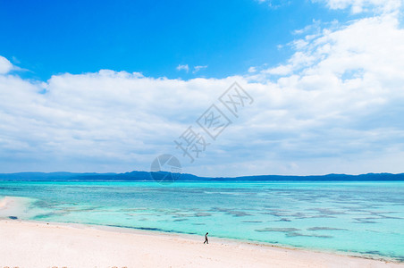 观光游客kouri白沙滩高清图片