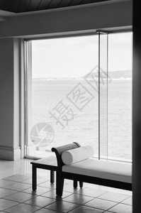 海湾窗口的黑白视图图片