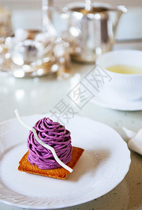 在下午茶时间白色盘子上花野著名的甜点图片