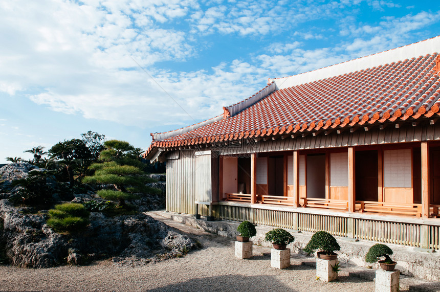 2013年月8日jan28013nahokinwjpn位于清蓝天空和日本式庭院下shurijo城堡的旧木建筑图片