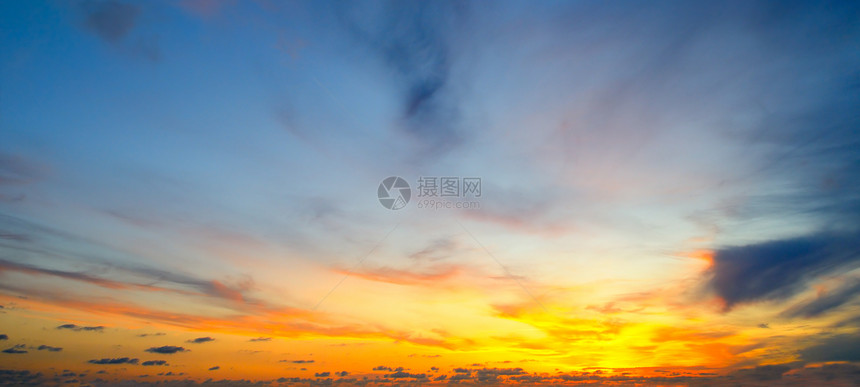 阴云的天空和明亮日出在地平线上宽广的照片图片