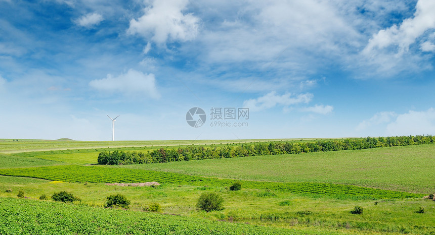蓝色天空背景的山丘绿地和风车农业景观宽广的照片图片